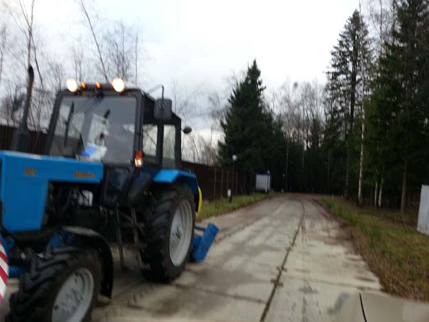 По пути повстречался наш трактор, для которого найдется работа в любое время года. Дороги всегда чистые, не смотря на осенний листопад и ведущееся на участках строительство